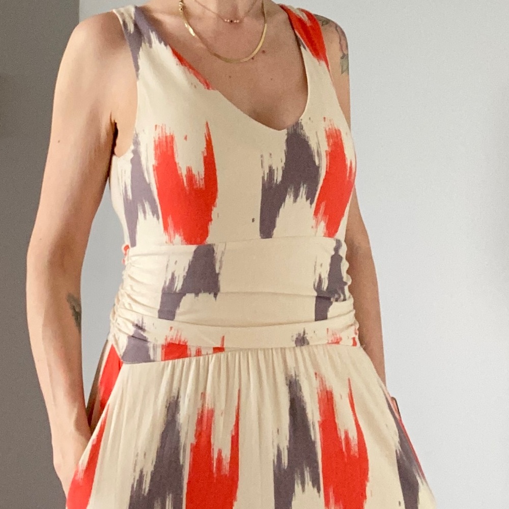 Sleeveless Brushstroke Print V-Neck Dress in Cream, Red & Gray